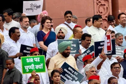 ‘वोट चोरी’ के आरोप पर विपक्ष का संसद से सड़क तक प्रदर्शन