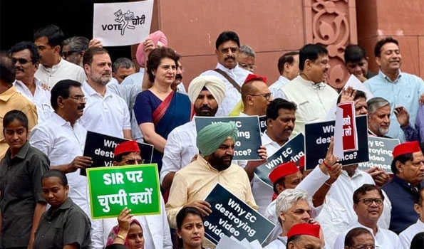 ‘वोट चोरी’ के आरोप पर विपक्ष का संसद से सड़क तक प्रदर्शन