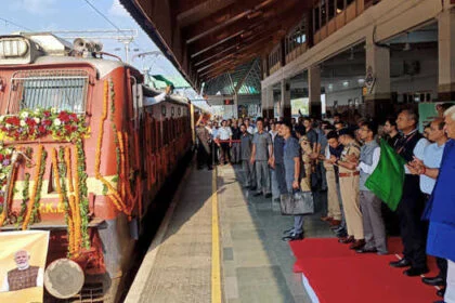 कश्मीर से दिल्ली के लिए पहली समर्पित पार्सल ट्रेन को उपराज्यपाल ने दिखाई हरी झंडी