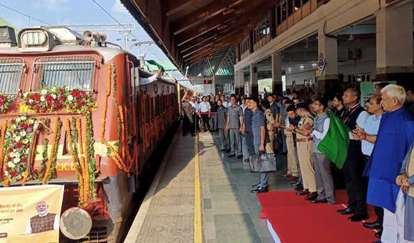 कश्मीर से दिल्ली के लिए पहली समर्पित पार्सल ट्रेन को उपराज्यपाल ने दिखाई हरी झंडी