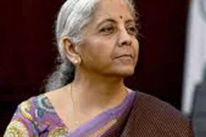 जीएसटी बचत उत्सव: वित्त मंत्री निर्मला सीतारमण ने स्टेशनरी की दुकान पर पहुंचकर लिया जायजा