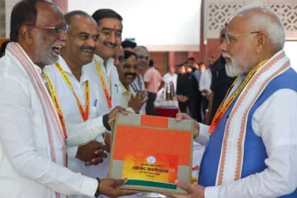 जीएसटी सुधार के लिए प्रधानमंत्री का अभिनंदन, पिछली पंक्ति में नजर आए मोदी