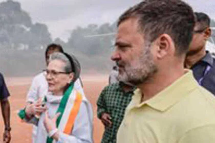 पार्टी के आंतरिक कलह के बीच सोनिया और राहुल गांधी पहुँचे  वायनाड