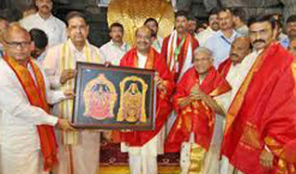 लोक सभा के अध्यक्ष और राज्य सभा के उप सभापति ने भगवान वेंकटेश्वर के दर्शन किये