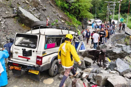 वाहन पर पहाड़ी से मलबा गिरा, दो लोगों की मौत , कई घायल