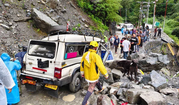 वाहन पर पहाड़ी से मलबा गिरा, दो लोगों की मौत , कई घायल