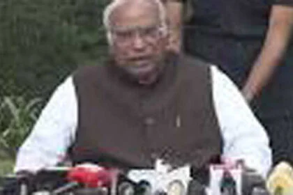 आरएसएस पर फिर लगे प्रतिबंध  : खरगे