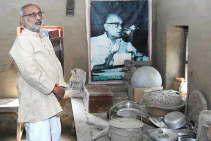 जेपी जयंती पर जगह-जगह श्रद्धांजलि कार्यक्रम, राधाकृष्णन ने किया लोकनायक के गांव का दौरा