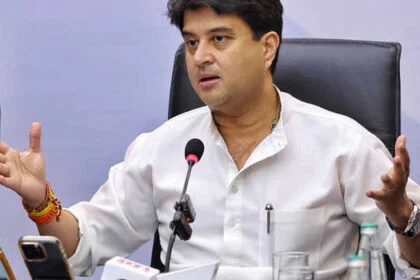 पार्सल और मेल सेवाओं को मजबूत करे डाक विभाग: सिंधिया