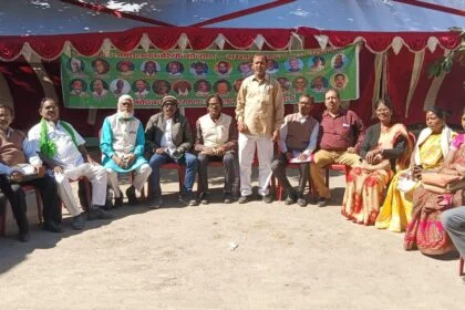 घाटशिला उपचुनाव को लेकर समर्थन में बैठक करते पदाधिकारी