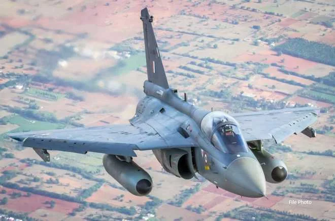 दुबई एयर शो में भारतीय वायु सेना का तेजस लड़ाकू विमान दुर्घटनाग्रस्त