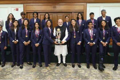 पीएम मोदी ने विश्व चैम्पियन महिला टीम को किया सम्मानित, प्रतीका रावल व्हील चेयर पर पहुंचीं