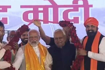 बिहार चुनाव में रुझानों से उत्साहित भाजपा कार्यकर्ता ढोल नगाड़ों के साथ सड़क पर