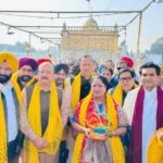रेखा गुप्ता ने कैबिनेट मंत्रियों के साथ श्री दरबार साहिब में माथा टेका