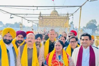रेखा गुप्ता ने कैबिनेट मंत्रियों के साथ श्री दरबार साहिब में माथा टेका