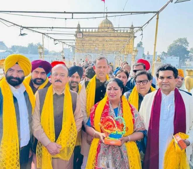 रेखा गुप्ता ने कैबिनेट मंत्रियों के साथ श्री दरबार साहिब में माथा टेका