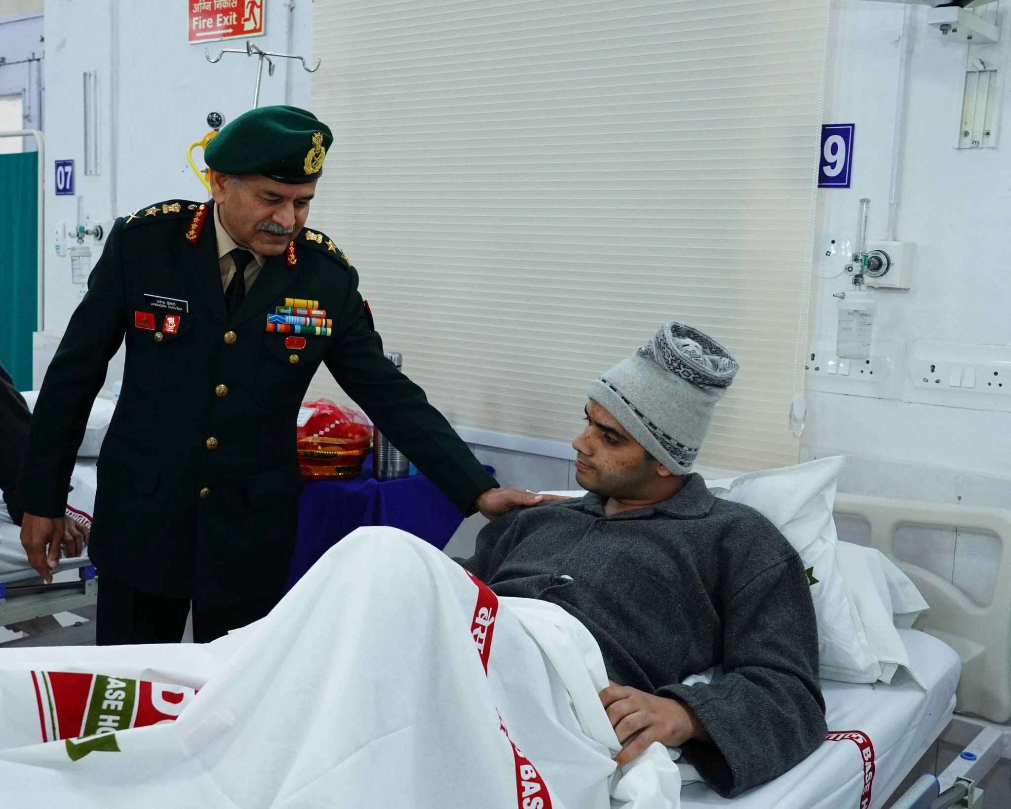 साल के पहले दिन जख्मी और बीमार सैनिकों से मिलने अस्पताल पहुंचे सेनाध्यक्ष