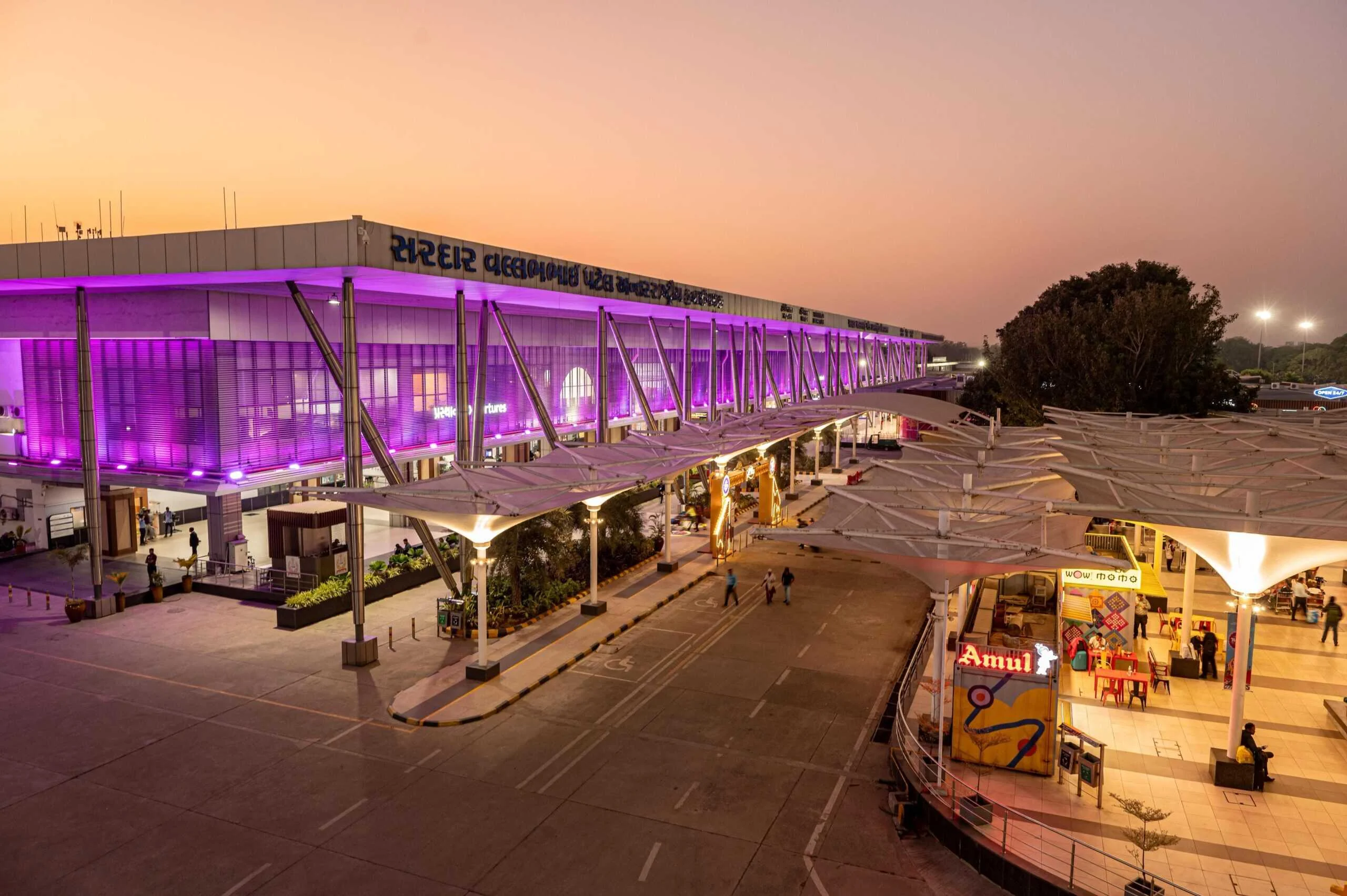 अहमदाबाद एयरपोर्ट को बम से उड़ाने की धमकी, सुरक्षा एजेंसियां हाई अलर्ट पर