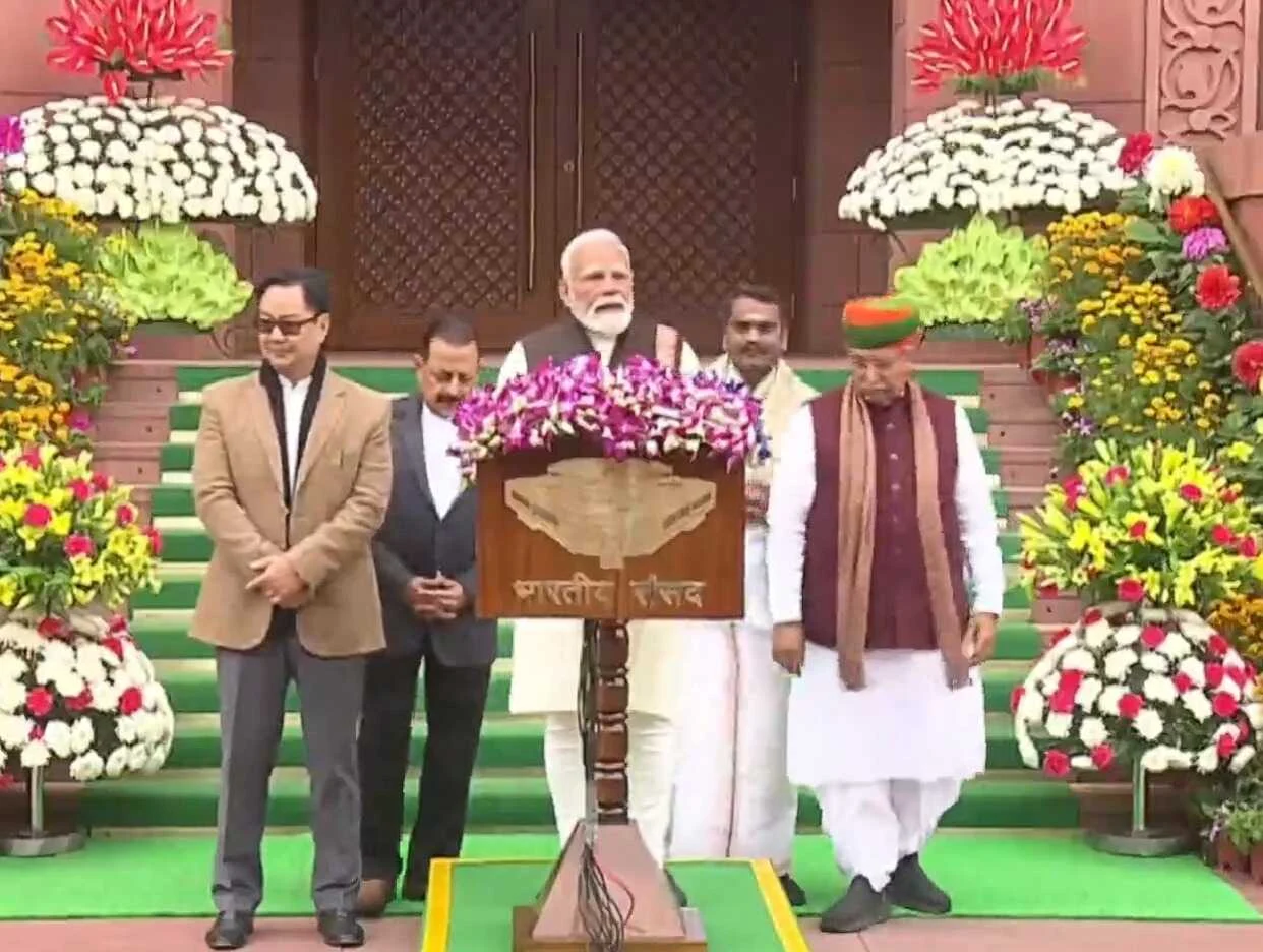 पीएम मोदी बोले– संसदीय इतिहास का गौरवपूर्ण क्षण, निर्मला सीतारमण का नौवां बजट