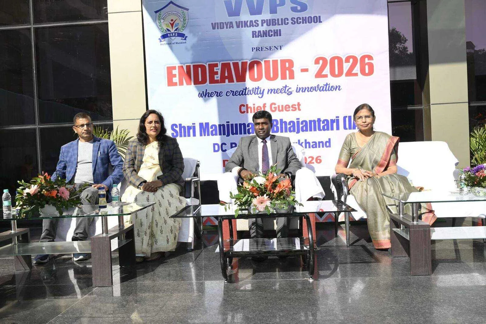 डीसी मंजूनाथ भजंत्री ने VVPS की प्रदर्शनी में छात्रों के नवाचार और व्यावहारिक शिक्षा की तारीफ की