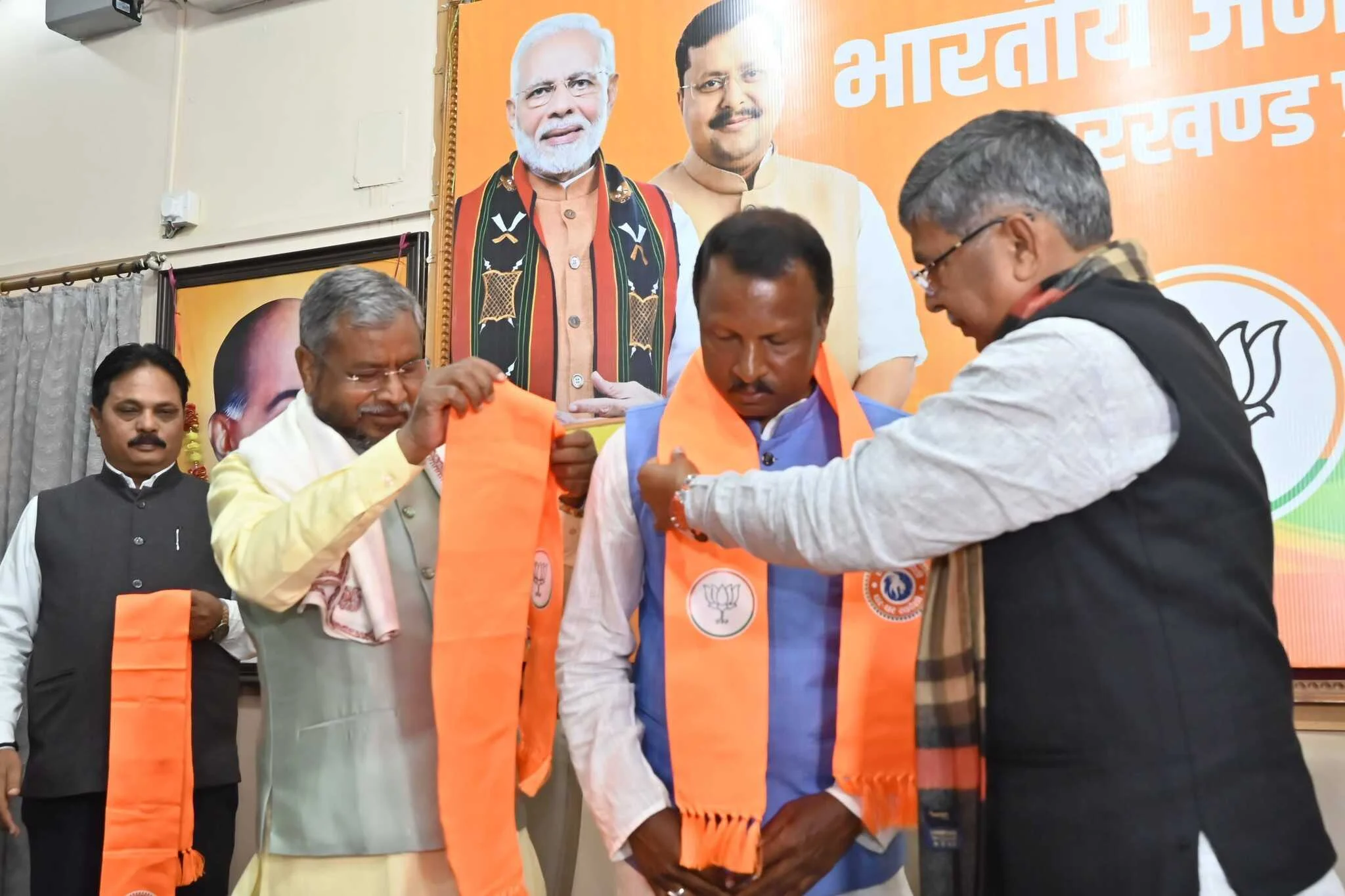 चक्रधरपुर के विजय सिंह गगराई सैकड़ों समर्थकों के साथ भाजपा में शामिल