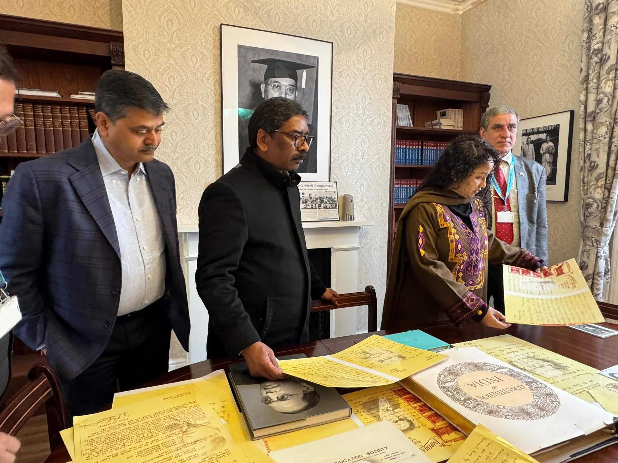 10 दिन बाद दावोस और इंग्लैंड दौरे से लौटे मुख्यमंत्री हेमंत सोरेन, 11 हजार करोड़ निवेश की जमीन तैयार