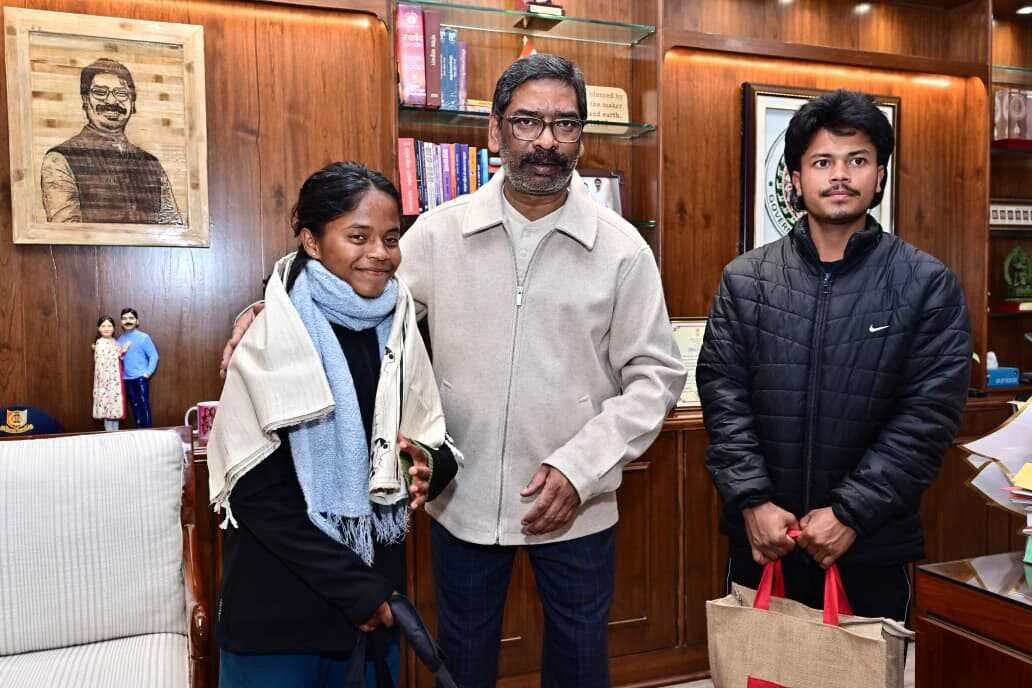 मुख्यमंत्री ने अनुष्का के गांव में खेल मैदान बनाने और परिवार को योजनाओं से जोड़ने का किया निर्देश