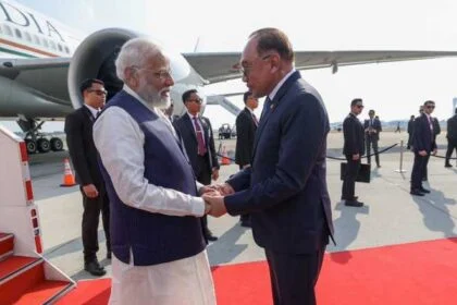 दो दिन की यात्रा पर कुआलालंपुर पहुंचे मोदी, अनवर इब्राहिम ने किया स्वागत