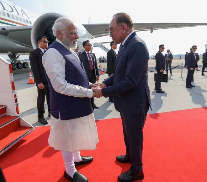 दो दिन की यात्रा पर कुआलालंपुर पहुंचे मोदी, अनवर इब्राहिम ने किया स्वागत
