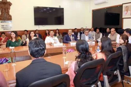 सरकार स्वदेशी रक्षा उद्योग की क्षमता बढाने के लिए प्रतिबद्ध : राजनाथ