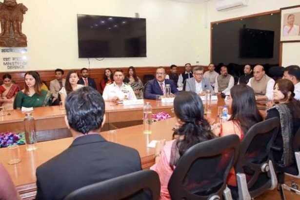 सरकार स्वदेशी रक्षा उद्योग की क्षमता बढाने के लिए प्रतिबद्ध : राजनाथ