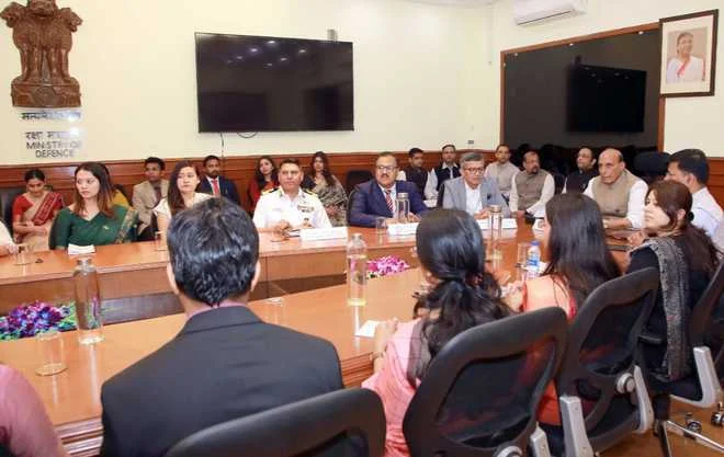 सरकार स्वदेशी रक्षा उद्योग की क्षमता बढाने के लिए प्रतिबद्ध : राजनाथ