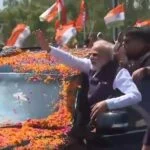 दिल्ली देहरादून ग्रीनफील्ड एक्सप्रेस वे के लोकार्पण करने पहुंचे मोदी का पुष्पवर्षा से स्वागत