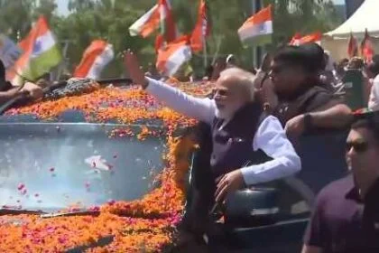 दिल्ली देहरादून ग्रीनफील्ड एक्सप्रेस वे के लोकार्पण करने पहुंचे मोदी का पुष्पवर्षा से स्वागत