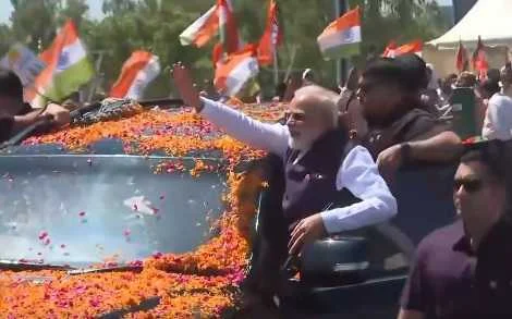 दिल्ली देहरादून ग्रीनफील्ड एक्सप्रेस वे के लोकार्पण करने पहुंचे मोदी का पुष्पवर्षा से स्वागत