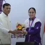 मनसुख मांडविया ने पदक जीतने वाले भारोत्तोलकों को नकद पुरस्कारों से किया सम्मानित