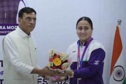 मनसुख मांडविया ने पदक जीतने वाले भारोत्तोलकों को नकद पुरस्कारों से किया सम्मानित
