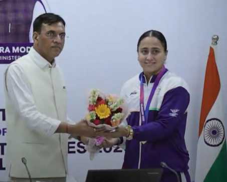 मनसुख मांडविया ने पदक जीतने वाले भारोत्तोलकों को नकद पुरस्कारों से किया सम्मानित